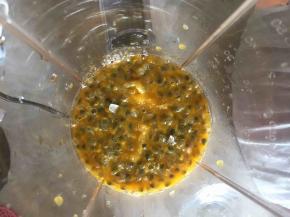 百香果用料理机搅打取60克备用