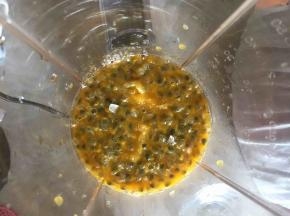 百香果用料理机搅打取60克备用
