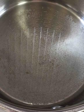 烤蛋糕的时候就可以煮糖水了：清水60克加入20克细砂糖小火煮至糖融化