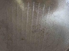 烤蛋糕的时候就可以煮糖水了：清水60克加入20克细砂糖小火煮至糖融化