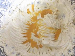 接着加入搅散的蛋液，我分七次加入，每一次加入都用打蛋器高速打发两分钟