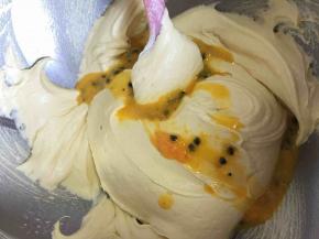 接着分三次加入60克的百香果汁拌匀