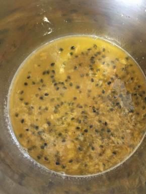 晾凉后加入50克的百香果汁