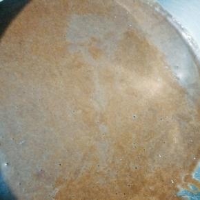 4个蛋黄加入10克糖，40克玉米油，40克水搅拌均匀。10克可可豆40克低筋粉过筛过筛倒入蛋黄糊，翻拌均匀