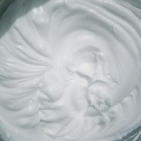 四个蛋白倒入无水无油的容器，30克糖分次加入蛋白打发到湿性发泡