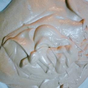 三分之一蛋白加入到蛋黄糊切拌均匀，然后倒入剩余的蛋白中切拌均匀，倒入烤盘