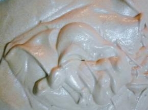 三分之一蛋白加入到蛋黄糊切拌均匀，然后倒入剩余的蛋白中切拌均匀，倒入烤盘