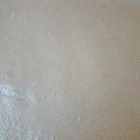 蛋糊刮平，将烤盘从30cm高度震下，震出气泡，放入预热到175度的烤箱，22分钟，待到表面上色满意就可以出炉