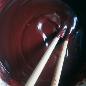 150克黑巧克力加150克淡奶油，隔水融化并搅拌均匀