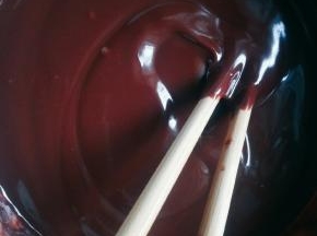 150克黑巧克力加150克淡奶油，隔水融化并搅拌均匀
