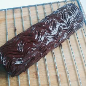 巧克力酱均匀的淋在蛋糕卷表面，略放凉约三四分钟以后用叉子在蛋糕表面画出漂亮的波浪纹