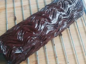 巧克力酱均匀的淋在蛋糕卷表面，略放凉约三四分钟以后用叉子在蛋糕表面画出漂亮的波浪纹
