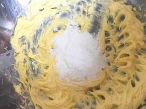 糖粉分三次加入到黄油用电动打蛋器打至黄油发白，糖粉与黄油完全混合