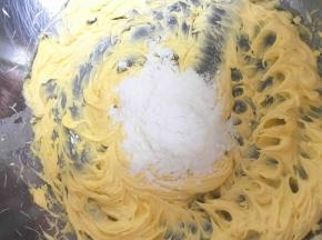 糖粉分三次加入到黄油用电动打蛋器打至黄油发白，糖粉与黄油完全混合