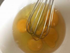 4个鸡蛋打入碗内用蛋抽搅散备用