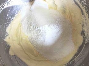 这里我用的是后果汁法，所以加入蛋液搅打均匀后便筛入低筋面粉和泡打粉