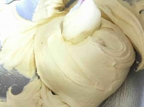 用橡皮刮刀翻拌均匀