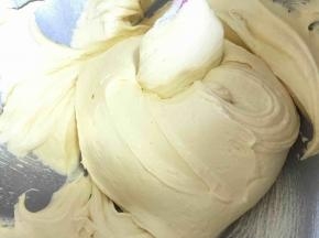 用橡皮刮刀翻拌均匀