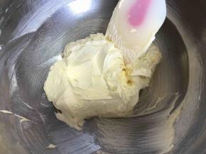 每次打发都要用橡皮刮刀把盆边的黄油刮到中间继续搅打