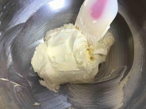 每次打发都要用橡皮刮刀把盆边的黄油刮到中间继续搅打