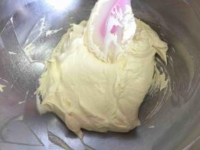 同样每次搅打完都用橡皮刮刀刮一下盆边