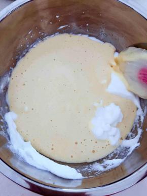 翻拌好后倒回到剩下的蛋白中继续翻拌均匀；