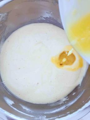 黄油隔热水融化后倒入面糊中翻拌均匀；