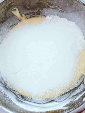 筛入低筋面粉和泡打粉的混合物，翻拌均匀；