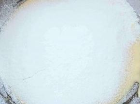 筛入低筋面粉和泡打粉的混合物，翻拌均匀；