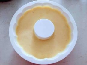 倒入模具中，提起震几下震掉大气泡；