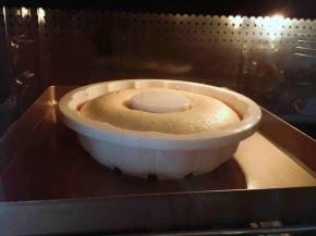 烤箱预热好，165度中层上下火烤28分钟，取出倒扣，冷却后脱模即可。