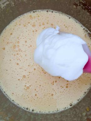 取三分之一蛋白糊到蛋黄糊中，翻拌均匀，切记不要画圈圈拌，以免消泡；