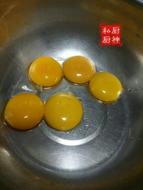 蛋黄，蛋清分别放入无油无水盆里。