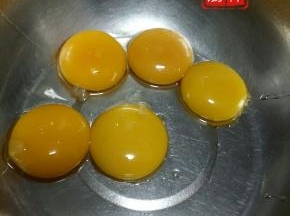 蛋黄，蛋清分别放入无油无水盆里。