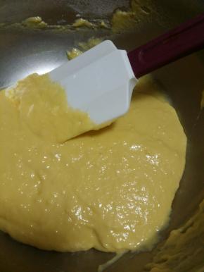 蛋黄加油加20克糖拌匀筛入低粉翻拌。