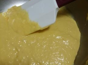 蛋黄加油加20克糖拌匀筛入低粉翻拌。