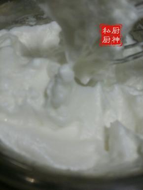 蛋清打到鱼眼泡加3分之一糖。加几滴柠檬汁。