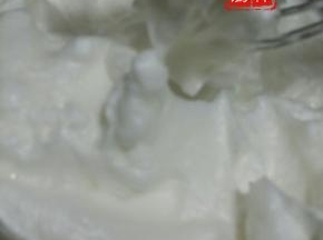 蛋清打到鱼眼泡加3分之一糖。加几滴柠檬汁。