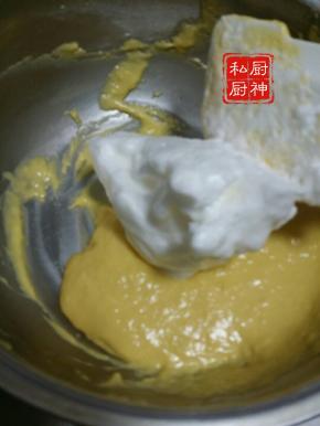 取3分之一打好蛋清加入蛋黄混合里翻拌。