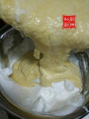 将剩余蛋白全部加入混合蛋黄里翻拌，注意不要消泡(翻拌)。