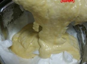 将剩余蛋白全部加入混合蛋黄里翻拌，注意不要消泡(翻拌)。