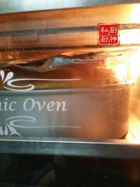 烤箱预热，将液体倒入模具
烤箱120度烤20分钟转140度烤25分钟后倒扣凉后脱模(注意液体倒入模具后轻颠几下)。
