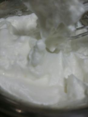 打发淡奶油装入裱花袋，一部分加1滴食用色素(红)