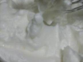 打发淡奶油装入裱花袋，一部分加1滴食用色素(红)