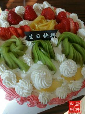 裱花装饰水果即可。