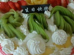 裱花装饰水果即可。