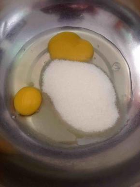 水，鸡蛋，白砂糖全部加到一起混合。白砂糖搅拌到融化。