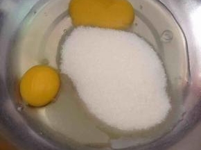水，鸡蛋，白砂糖全部加到一起混合。白砂糖搅拌到融化。
