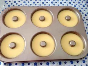做好的面糊慢慢的倒入模具中。轻轻震一下，震出气泡。此时，烤箱预热5分钟。