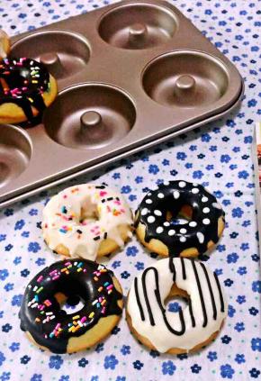 巧克力融化，挤在甜甜圈表面。撒糖珠装饰。做成自己喜欢的样子。